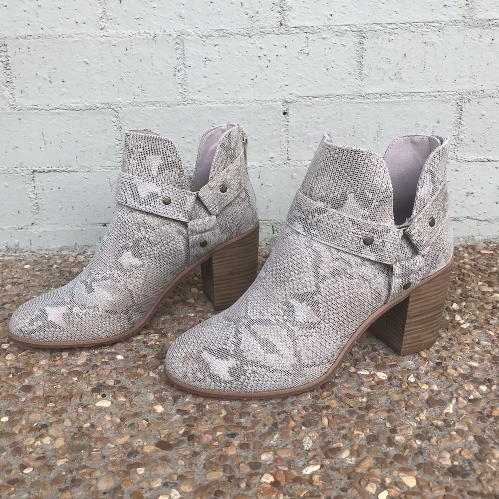 BC Footwear Miss Independent Natural Exotic Size 7